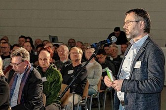 Bürgerdialog in Falkenstein: Lehrermangel ist das Top-Thema - Hagen Schädlich schilderte die Situation im Bildungswesen des Freistaates aus der Sicht eines Berufsschullehrers.