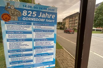 Bürgerdialog nach der Party: Wie ein Dorf im Erzgebirge die eigene Festwoche kritisch hinterfragt - Die Aushänge für die Festwoche 825 Jahre Gornsdorf sind im Ort immer noch zu finden - mittlerweile gab es auch eine Aussprache zum Fest.