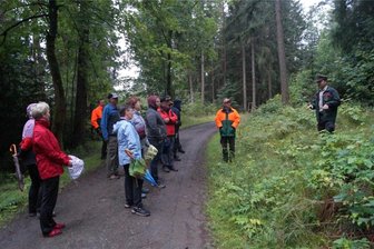 Bürgerdialog: Sachsenforst plant für den Herbst großflächigen Waldumbau im Klingenthaler Dürrenbachtal - Wie soll der Wald im Klingenthaler Dürrenbachtal in den nächsten Jahren umgestaltet werden, um den Belangen von Wirtschaft, Natur und Tourismus gerecht zu werden? Sachsenforst hatte dazu am Donnerstag zu einem Waldsymposium eingeladen. Trotz des Regenwetters war das Interesse groß.