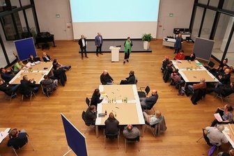 Bürgerdialog zur NSU-Aufarbeitung in Zwickau: Das sind die fünf wichtigsten Erkenntnisse - Etwa 40 Personen diskutierten im Bürgersaal an fünf Tischen in wechselnder Zusammensetzung über die Auseinandersetzung mit dem NSU. Foto: Mario Dudacy
