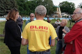 Bürgerdialog zur Zukunft des 04-Bades in Zwickau: Viele Fragen, wenige Antworten - Oberbürgermeisterin Constance Arndt (links) führte am Dienstagabend auf dem Gelände des 04-Bades Gespräche mit Bürgern. Etwa 70 Personen waren gekommen. 