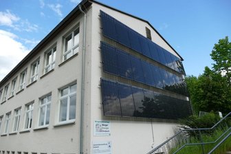 Bürgerenergie Drebach will eigenes Windkraftprojekt - Diese 7,8-Kilowatt-PV-Anlage betreibt die Bürgerenergie an der Drebacher Gemeindeverwaltung im Ortsteil Scharfenstein.