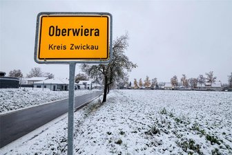 Bürgerentscheid zum XXL-Solarpark in Oberwiera: Kommunalaufsicht verkündet Entscheidung - Blick auf den Ortseingang von Oberwiera: Auf dem Feld, das sich rechts neben der Straße befindet, soll ein Solarpark entstehen.