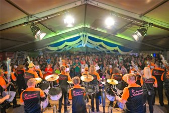 Bürgerfest Reichenbach: Konzeptentwurf erntet Kritik - Am Festzelt auf dem Marktplatz wird zum Bürgerfest in Reichenbach festgehalten. Die Reichenbacher Schalmeienkapelle ist ein Garant für gute Stimmung.