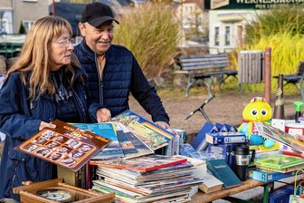 Bürgerflohmarkt wird bei Ellefelder Kirmes zur Erfolgsgeschichte - Martina Becker und Dieter Zickmantel haben beim ersten Bürgerflohmarkt zur Ellefelder Kirmes Gegenstände verkauft.
