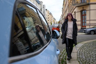 Bürgergeld-Debatte: Sachsen verzeichnet Rückgang bei Empfängern - Aufstockerin wider Willen: Wegen eines pflegebedürftigen Kindes kann Saskia Schaarschmidt aus Chemnitz zeitlich nur eingeschränkt arbeiten. „Viele Leute sind nicht von sich aus im Bürgergeld gelandet“, sagt sie.