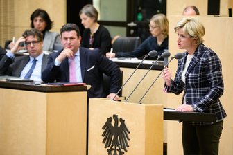 Bürgergeld scheitert im Bundesrat - Michael Kellner (l-r, Bündnis 90/Die Grünen), Parlamentarischer Staatssekretär im Bundesministerium für Wirtschaft und Klimaschutz, und Hubertus Heil (SPD), Bundesminister für Arbeit und Soziales, sitzen in der Sondersitzung des Deutschen Bundesrats zu den Dezember-Soforthilfen und dem geplanten Bürgergeld während Nicole Hoffmeister-Kraut (CDU), Ministerin für Wirtschaft, Arbeit und Tourismus des Landes Baden-Württemberg, spricht.