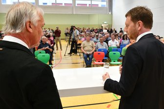 Bürgergespräch: Michael Kretschmer steht in Sayda Rede und Antwort - Unter dem Motto "Offene Ohren, offene Worte" stellte sich Sachsens Ministerpräsident Michael Kretschmer (CDU) am Donnerstagabend in Sayda den Fragen der Bürger.