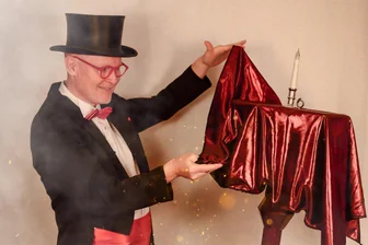 Bürgerhaus Rochlitz: Zaubershow und Martinsgans - Peter Lissek zaubert zur Dinnershow in Rochlitz.