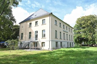Bürgerhaus Sachsgrün erhält neue Möbel - Das Bürgerhaus in Sachsgrün wurde modernisiert. Nun gibt es für das Gebäude neue Tische und Stühle.