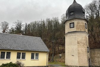 Bürgerhaus Wiedersberg wird Anlaufstelle im Notfall - Das Bürgerhaus Wiedersberg (links) wird Bürgeranlaufstelle in Notfallsituationen. Rechts der Turm des Ex-Ritterguts.