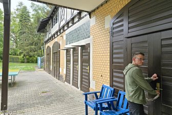 Bürgerhaushalt in Crimmitschau: Von Insektenhotel und Sitzbänken bis Tischtennisplatten und Basketballanlage - Geldsegen fürs Freizeitzentrum „Sterntreff“ in Crimmitschau: Das Haus erhält mehr als 2000 Euro für den Bau einer Basketballanlage, die im hinteren Teil des Hofes (links hinten) entstehen soll. Im Bild: Leiter Jörg Stietzel.