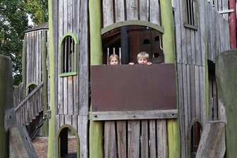 Bürgerhaushalt Zwickau: Geld fließt in Infrastruktur und für ein besseres Miteinander - Hannah und Jonas freuen sich schon darauf, wenn bald wieder eine Hängebrücke an ihren Kletterturm im Schlobigpark mündet. Dann macht das Toben noch mehr Spaß.