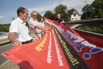 Bürgerinitiative fordert besseren Hochwasserschutz - Sie setzen ein Zeichen für Hochwasserschutz: Initiativen-Vorsitzender Ralf Kirchübel, Klaffenbachs Ortsvorsteher Andreas Stoppke sowie Mario Görner und Johannes Gallin (v.l.n.r.).