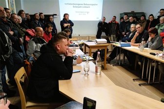 Bürgerinitiative gegen den Solarpark in Limbach gewinnt Zeit - Stehend verfolgten die Bürger die öffentliche Gemeinderatssitzung zum Thema Solarpark.