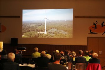 Bürgerinitiative Limbach schlägt in Pfaffengrün kritische Töne zur Energiewende an - Windräder stoßen bei vielen Vogtländern auf Ablehnung. So auch bei der Versammlung in Pfaffengrün.