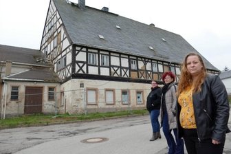 Bürgerinitiative setzt sich für Abriss ein - Für Cathleen Müller, Silke Kirschen und Anne-Desiree Daniel (von links) ist es traurig zu sehen, was aus dem "Erbgericht" geworden ist. Mit der Bürgerinitiative "Wir für Falkenbach" machen sie sich für einen Abriss des maroden Gebäudes stark.
