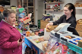 Bürgerkonsum in Lichtentanne: Regionalität steht an erster Stelle - Stammkundin Margot Winter (l) fühlt sich von Sabrina Eisenhofer und ihrem Team stets gut beraten.