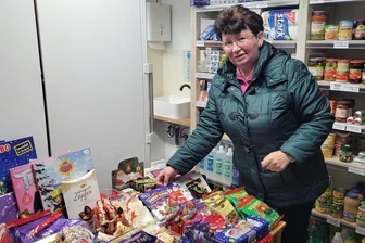 Bürgerkonsum statt Feinkostladen: Ein Besuch in Lichtentanne - Heidrun Möckel bewirbt schon mal das Weihnachtssortiment, das natürlich auch im Bürgerkonsum zu haben ist.