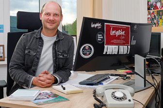 Bürgermeister aus Westsachsen ruft Einwohner zu mehr Sex auf - Thomas Hetzel in seinem Büro im Oberlungwitzer Rathaus. Das alte Telefon mit Wählscheibe ist ein Erinnerungsstück aus der Rogo-Strumpffabrik.