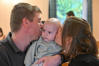 Bürgermeister begrüßt neue Claußnitzer: Ist die Familienplanung damit abgeschlossen? - Lokführer Silvio Engel und Bahnmitarbeiterin Conny Helmert geben ihrem Sohn Tobias einen Kuss. Er kam am 2. Juli 2023 zur Welt und gehört damit zu den Babys in Claußnitz, die erstmals besonders geehrt wurden.