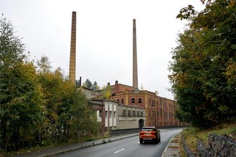 Bürgermeister beunruhigt wegen maroder Schornsteine in Tannenbergsthal: „Mir wird himmelangst, dass die bald zusammenfallen könnten“ - Der historische Komplex der ehemaligen Keffel-Fabrik an der Klingenthaler Straße in Tannenbergsthal steht unter Denkmalschutz, einschließlich der Villa und des Herrenhauses von 1718.