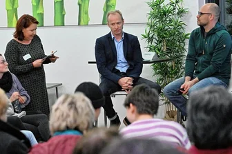 Bürgermeister: Chemnitz steht nach 2018 weiter unter Beobachtung - Der Chemnitzer Ordnungsbürgermeister Knut Kunze (Mitte) und André Löscher von der Opferberatung "Support" im Gespräch mit der Landtagsabgeordneten Kathleen Kuhfuß (Grüne). 