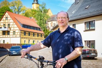 Bürgermeister für Oederan: Unabhängiger Kandidat Wolfram Braun auf zwei Rädern unterwegs für den Wechsel - Mit dem Fahrrad nicht nur durch die Unterstadt: Wolfram Braun will als parteiloser Kandidat die Wähler in Oederan überzeugen. 