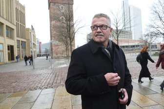 Der verantwortliche Bürgermeister für Recht und Ordnung, Miko Runkel, nahe der Zentralhaltestelle.