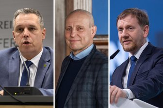 Bürgermeister im Erzgebirge hört nach 36 Jahren auf: So reagieren Ministerpräsident, Landrat und Co. - Eibenstocks Bürgermeister Uwe Staab (M.) tritt überraschend ab. Sachsens Ministerpräsident Michael Kretschmer (r.) und Landrat Rico Anton zollen ihm Respekt für sein Lebenswerk.