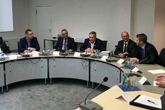 Bürgermeister im Erzgebirge üben harsche Kritik an sächsischer Landespolitik - Gastgeber war Rolf Schmidt, Oberbürgermeister von Annaberg-Buchholz (Mitte).