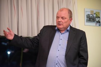Bürgermeister im Vogtland lädt seine Einwohner an den Stammtisch - Wolfgang Schädlich stellt sich am Bürgermeisterstammtisch Einwohner-Fragen.
