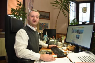 Bürgermeister im Vogtland tritt aus der SPD aus: „Eine Schlinge, die immer enger geworden ist“ - Volle Kraft für Adorf und seine Bürger: Bürgermeister Rico Schmidt ist seit wenigen Tagen parteilos.