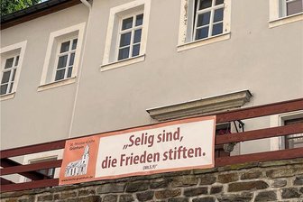 Bürgermeister initiiert mit Blick aufs Flüchtlingsheim Grünhainer Gespräch(e) - Der Spruch am Gemeindehaus von Grünhain, dem Ort des ersten Grünhainer Gesprächs 2023, war wohl eher Zufall, aber traf dennoch den Kern des Anliegens dieser Veranstaltung.