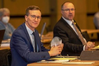Bürgermeister Kämpf will Plauener Kita-Konflikt entschärfen - Der für Kultur, Bildung und Soziales zuständige Bürgermeister Tobias Kämpf (links) und sein zum Oberbürgermeister aufgestiegener Amtsvorgänger Steffen Zenner (beide CDU): Für Kämpf wird die Bildungskonferenz zur ersten schwierigen Bewährungsprobe. Der Konservative verspricht, er werde seine Meinung nicht durchdrücken, sondern offen herangehen. 