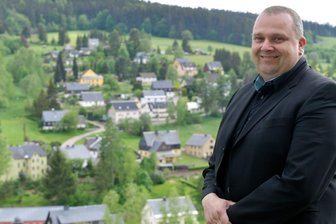 Bürgermeister-Kandidat träumt von Sozialmobil fürs Miteinander in Rechenberg-Bienenmühle - Als Parteiloser bewirbt sich Karsten Hetze um das Bürgermeisteramt in Rechenberg-Bienenmühle. Er lebt gern in der für ihn einzigartigen Gemeinde. Einer seiner Lieblingsorte ist der Blick auf Rechenberg.