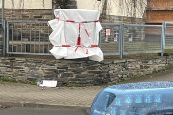 Bürgermeister nach Diebstahl des Gedenksteins an Synagoge in Plauen: „Es fühlt sich wie ein großer Rückschlag an“ - Die Bronzetafel, die an die Synagoge in Plauen erinnert, wurde herausgebrochen.