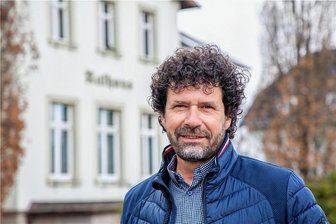 Bürgermeister Raik Schubert sammelt Ideen: Was wird aus der alten Sporthalle von Niederwiesa? - Raik Schubert, Bürgermeister von Niederwiesa, möchte, dass die alte Sporthalle erhalten bleibt. 