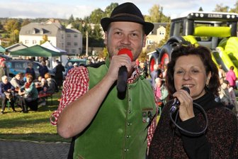 Bürgermeister singt auf dem Herbstmarkt -