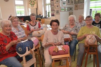 Bürgermeister springt ein - Heimatverein besteht weiter - Gertraude Neubauer, Ute Büttner, Doris Uhlig, Christa Drechsel, Renate Zierold, Marianne Pfeifer, Ursula Ehrich,Karin Meyer (von links) beim jüngsten Treff der Klöppelfrauen. Der Verein nutzt neben einem eigenen kleineren Raum auch den des Ringervereins Eichenkranz mit - an deren Urkunden und der Vereinsfahne an der Wand hinter ihnen zu erkennen.