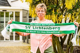 Bürgermeister-Treffen beim Pokalfinale: Lichtenberger und Altmittweidaer Gemeindechefs fiebern beim Endspiel in Freiberg mit - Lichtenbergs Bürgermeisterin Steffi Schädlich schaut sich das Endspiel im Kreispokal live an.
