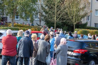 Bürgermeister über Ärztemangel in Plauen: „Die Situation ist mehr als negativ“ - Patienten in Plauen mussten vor einer Praxis in Reusa zuletzt teils stundenlang warten.