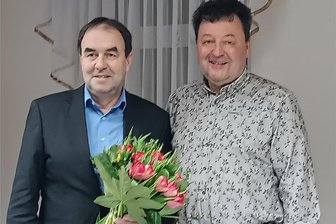 Bürgermeister von Grünbach ruft nach Vereidigung zur Zusammenarbeit auf - Bürgermeister Ralf Kretzschmann (l.) wurde von seinem Stellvertreter Karsten Voll vereidigt.