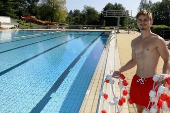 Bürgermeister von Waldenburg erklärt Freibad-Saison vorzeitig für beendet - Erik Dieter fängt im Freibad schon mal an mit wegräumen. Am Mittwoch kamen bis zum Mittag zwei Handvoll Gäste. 