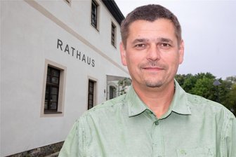 Bürgermeister von Weischlitz nach Vorfällen in Praxen: „Solche Leute haben unsere Gastfreundschaft nicht verdient“ - Steffen Raab (Freie Wähler) ist seit 2009 Bürgermeister von Weischlitz. Von den Vorkommnissen in einer Physiotherapiepraxis in der vergangenen Woche ist er auch persönlich betroffen - einer der Inhaberinnen ist seine Frau.