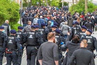 Die Polizei begleitete den "Montagsspaziergang" in Zwönitz kurze Zeit und stoppte ihn dann.