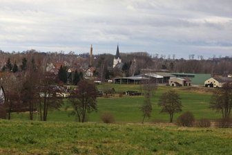 Bürgermeister vor Absprung: Wie reagieren die Oberwieraer? - Blick auf die Ortsmitte von Oberwiera mit der Dorfkirche. 