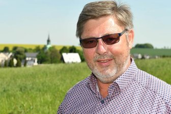 Bürgermeister-Wahl 2022 in Königshain-Wiederau: Gemeindechef peilt vierte Amtszeit an - Wiederau bildet seit mehr als sechs Jahrzehnten den Lebensmittelpunkt von Johannes Voigt. Der ländliche Raum hat ihn tief geprägt. Und deshalb tritt er noch einmal an, um die Bedingungen in seiner Gemeinde weiter zu verbessern. Ansatzpunkte gibt es aus seiner Sicht mehr als genug. 