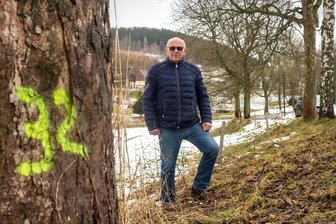 Bürgermeister zeigt Naturschützer wegen Verleumdung an - Bürgermeister Andreas Börner zeigt die am Seiffener Weg nummerierten Straßenbäume. Dass alle gekennzeichneten Bäume gefällt werden, sei schlichtweg falsch. 