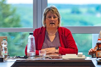 Bürgermeisterin als „blöde Kuh“ beleidigt, Presse bedroht: Pockau-Lengefelder Solarpark soll dennoch kommen - Bürgermeisterin Elke Schmieder suchte die Entscheidung in Sachen Solarpark.